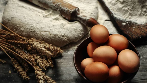 Kahverengi Yumurta Bir Kapta Tahta Masada Bir Fırın Yakın Çekim — Stok fotoğraf