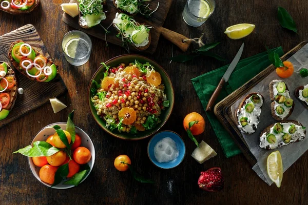 Vegetarisches Essen Auf Dunklem Holztisch Mit Hausgemachter Limonade Bruschetta Mit — Stockfoto