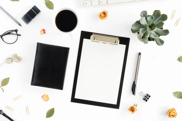 Espacio Trabajo Femenino Con Suculento Portapapeles Diario Teclado Clips Dorados — Foto de Stock