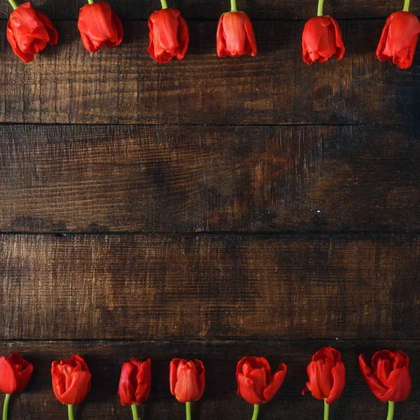Cadre Tulipes Rouges Sur Fond Bois Foncé Couché Plat Vue — Photo
