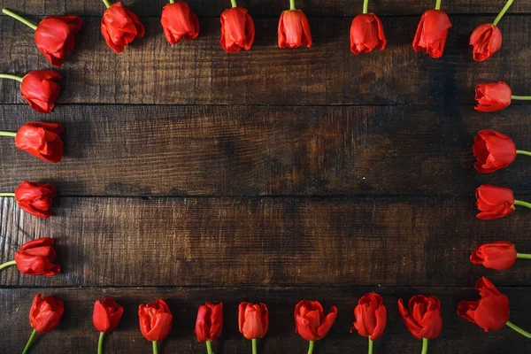 Cadre Tulipes Rouges Sur Fond Bois Foncé Vue Dessus Couchage — Photo