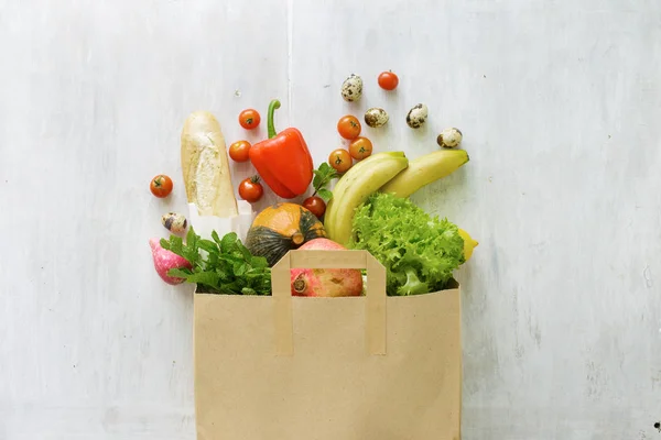 Papír Zsák Tele Különböző Egészséges Élelmiszer Szürke Háttéren Felülnézet Lapos — Stock Fotó