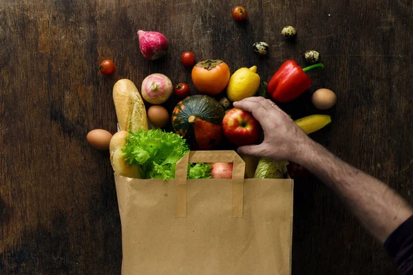 Tomar Mano Los Productos Bolsa Papel Con Diferentes Alimentos Saludables —  Fotos de Stock