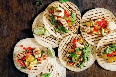 Et, sebze ve ahşap arka plan, üstten görünüm üzerinde avokado sosu tavuk tortilla ızgara