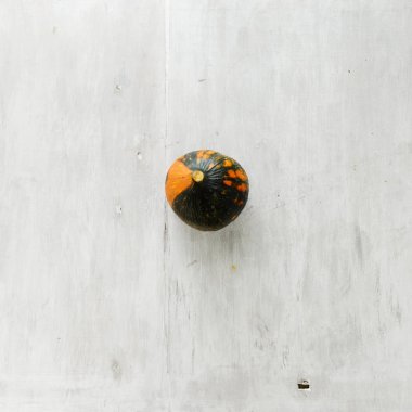 Balkabağı Beyaz ahşap arka planda, üstten görünüm