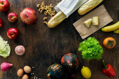 Üstten Görünüm çerçeve koyu ahşap arka plan üzerinde çiğ gıda dizi. Sağlıklı gıda kavramı