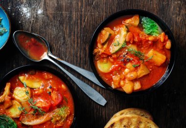 Koyu ahşap arka plan, üstten görünüm üzerinde mevsim sebzeleri ile İtalyan sebzeli çorba çorba ile iki kase