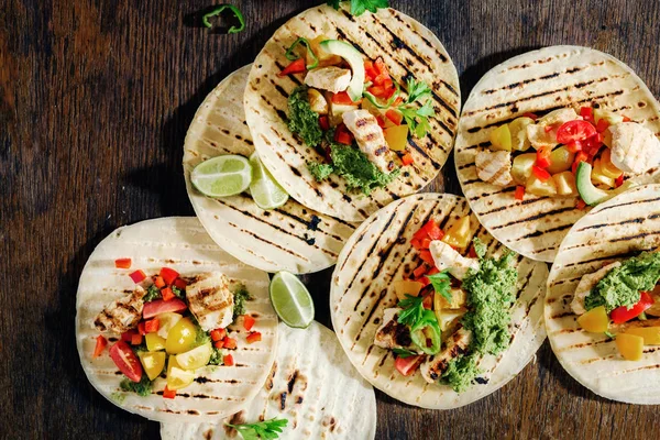 Et, sebze ve ahşap arka plan, üstten görünüm üzerinde avokado sosu tavuk tortilla ızgara