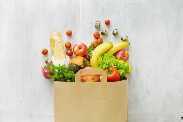 Saco Papel Vista Superior Diferentes Alimentos Frescos Saúde Fundo Madeira — Fotografia de Stock