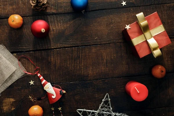 Weihnachtlicher Hintergrund Rahmen Aus Roter Geschenkschachtel Und Verschiedenen Weihnachtsdekorationen Auf — Stockfoto