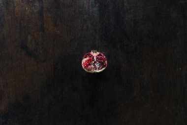 Koyu ahşap bir masa üstten görünüm üzerinde yarım nar