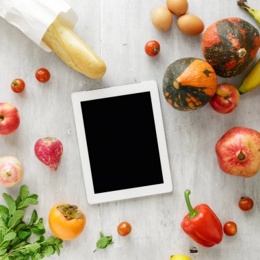 Üstten Görünüm çiğ gıda tablet ahşap arka plan üzerinde. Sağlıklı gıda