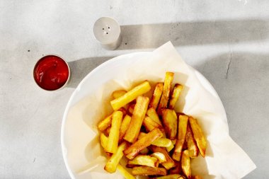 Beyaz yüzey, en iyi görünümü ketçap ile kızarmış patates