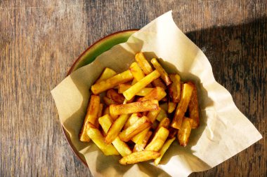 Kızarmış patates plaka pan ahşap masa, üstten görünüm