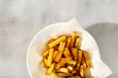 Kızarmış patates plaka üzerinde beyaz bir yüzeye