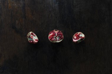 Nar dilimleri koyu ahşap masa, üstten görünüm ayarla