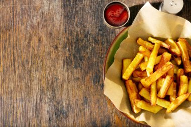 Kızarmış patates plaka pan ketçap ahşap arka plan kenar, üst v