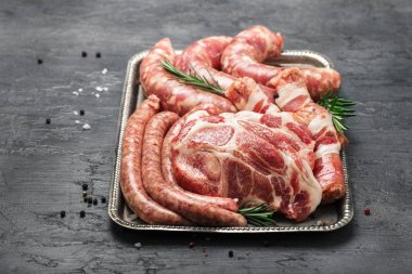 Et ürünleri tepsisi ızgarada pişirme için ayarla