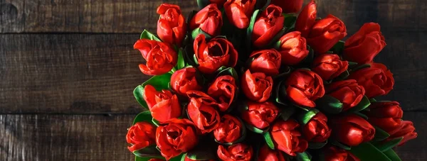 Bouquet de tulipes rouges sur table en bois avec espace de copie — Photo