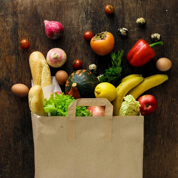 トップ ビュー紙バッグ異なる健康食品木製の背景 — ストック写真
