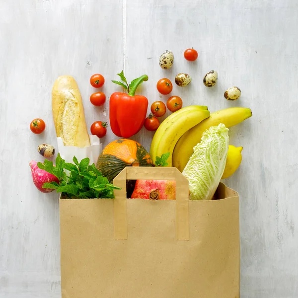 Vista superior bolsa de papel de diferentes alimentos frescos para la salud — Foto de Stock