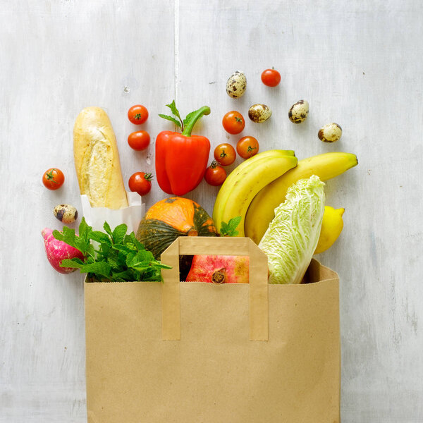 Бумажный мешок с видом сверху различных свежих продуктов здорового питания
