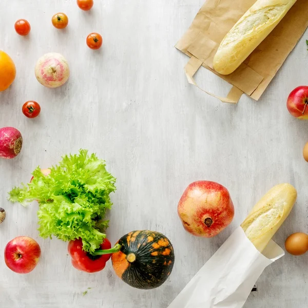 Rahmen gesetzt Rohkost hölzernen Hintergrund. gesunde Ernährung von oben — Stockfoto