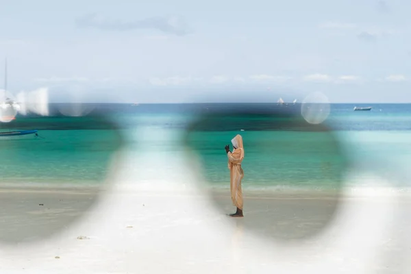 Молодая женщина на берегу моря — стоковое фото