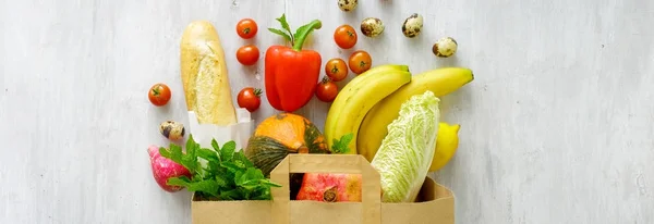 Vista superior bolsa de papel de diferentes alimentos frescos para la salud —  Fotos de Stock