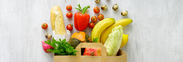 Бумажный мешок с видом сверху различных свежих продуктов здорового питания
