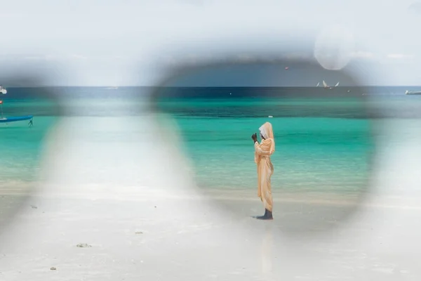 Mujer joven en la orilla del mar — Foto de Stock