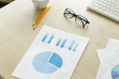 Üstten Görünüm ofis masasında iş raporu ile. İş geçmişi