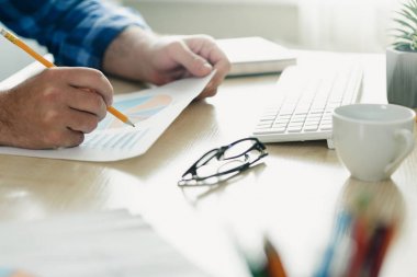 İş analizi ve strateji kavramı. Adam analiz veri ve grafikler ofiste, önden görünüm