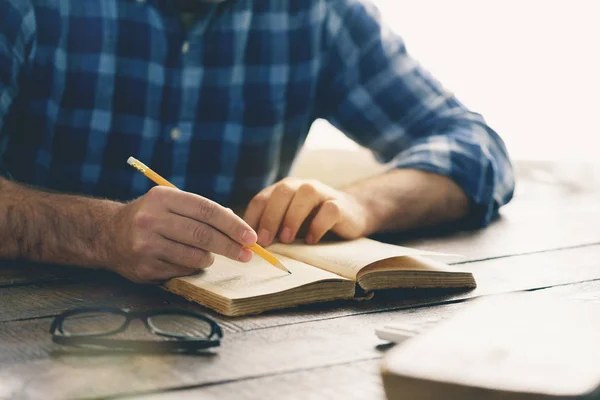 Concetto Autoeducazione Studente Sta Studiando Casa Vicino — Foto Stock