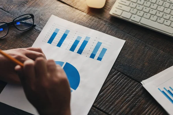 Business Analys Och Strategi Koncept Man Analyserar Data Och Diagram — Stockfoto