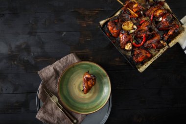 Koyu ahşap masa, üstten görünüm üzerinde bal ile Soya soslu tavuk kanadı pişmiş