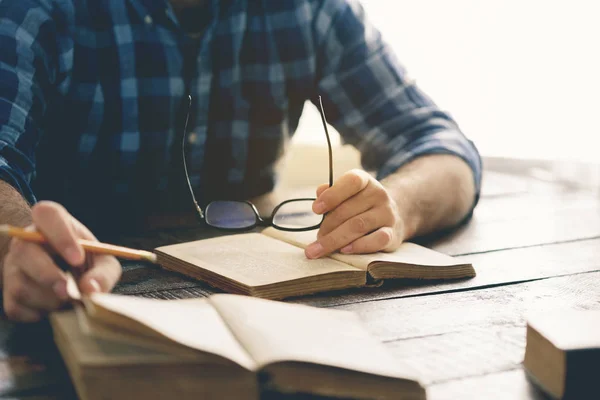 Estudiante Masculino Estudiando Casa Primer Plano Las Manos —  Fotos de Stock