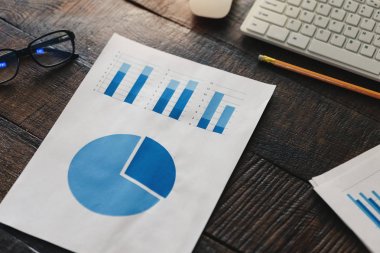 Ev ofis, üstten görünüm masasında iş raporları