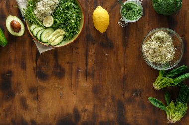 Ahşap arka plan üzerinde Detoks salata yemek pişirmek için maddeler kümesi