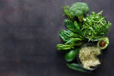 Koyu arka plan üzerinde Detoks salata için malzemeler kümesi