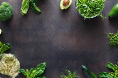 Çerçeve kümesinden Detoks salata koyu arka plan üzerinde için malzemeler. 