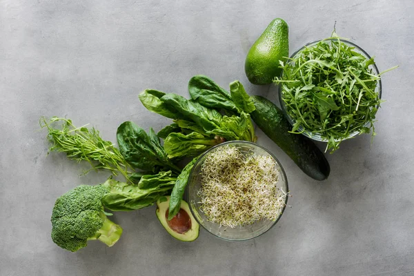 Conjunto Ingredientes Para Salada Desintoxicação Fundo Cinza — Fotografia de Stock