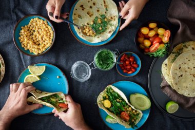 İki vejetaryen pide çeşitli dolguları, üstten görünüm ile yiyor. Sağlıklı vejetaryen gıda kavramı