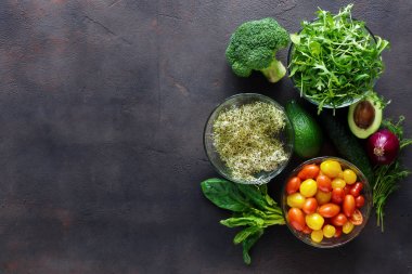 Detoks salata için malzemeler kümesi. Brokoli, ıspanak, avokado, roka, bezelye çekimleri, yonca, soğan, domates ve salatalık gri, en iyi görünüm