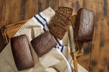 Üst görünümünü çavdar ekmeği kıyılmış somun üzerinde karanlık yüzey, en iyi görünüm