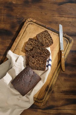 Çavdar ekmek en iyi görünümü kadar karanlık yüzeyine yakın dilimlenmiş