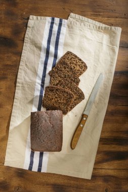 Çavdar ekmeği karanlık yüzeyi, üstten görünüm kıyılmış somun