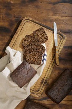 Karanlık yüzey, en iyi görünümü üzerinde kıyılmış çavdar ekmeği