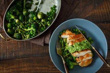 Üstten Görünüm tavuk biftek ile kızarmış sebze koyu ahşap bir masa üzerinde