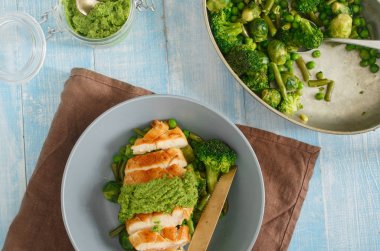 Ahşap masa, üstten görünüm üzerinde kızarmış sebze ile tavuk göğsü